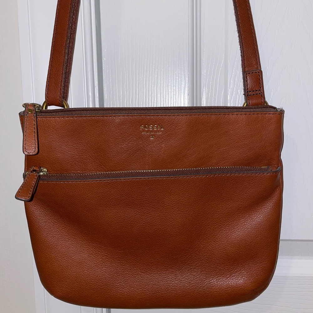 Fossil leather handbag. Like new condition. Barely used. Super clean!